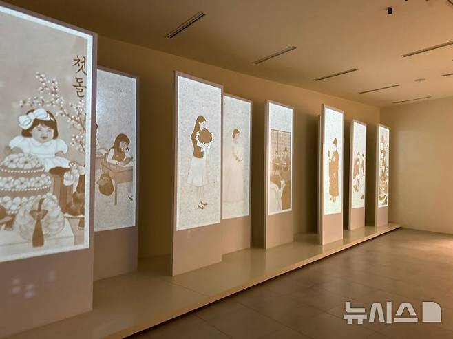 [서울=뉴시스] 김세은 인턴기자 = 병풍 형식의 전시를 통해 한국인의 일생을 보여주고 있다. 2026.04.09.