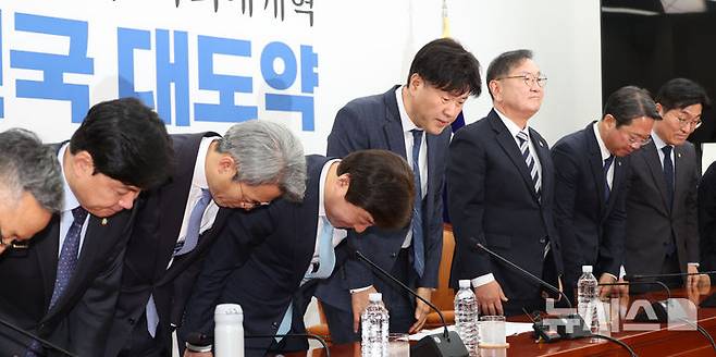 [서울=뉴시스] 김금보 기자 = 김용 전 민주연구원 부원장이 13일 오후 서울 여의도 국회에서 열린 자신의 무죄를 주장하는 기자회견에서 의원들과 인사를 하고 있다. 이재명 대통령의 측근인 김 전 부원장은 불법 선거자금을 받은 혐의로 기소되어 1·2심 모두에서 유죄 판결을 받은 후 보석 석방되어 3심을 앞두고 있다. 2026.04.13. kgb@newsis.com