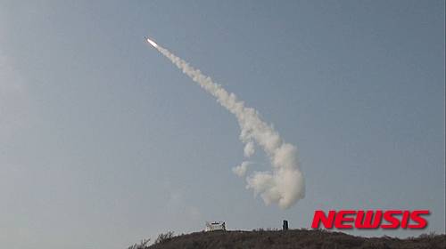 【서울=뉴시스】방위사업청은 18일 국방과학연구소(ADD)와 국내 방위산업체가 개발 중인 국산 중거리 요격미사일(M-SAM)이 지난 2월 첫 요격실험에서 성공했다고 밝혔다. 이번 요격시험은 방위사업청이 추진 중인 중거리지대공유도무기 '철매-Ⅱ' 성능개량사업의 일환으로 진행됐다. 사진은 방사청이 이날 공개한 M-SAM 요격탄 발사장면 모습. 2016.03.18. (사진=방위사업청 제공) photo@newsis.com