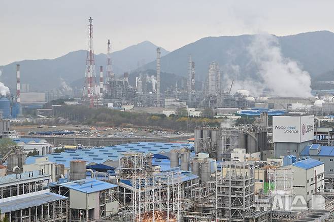 [여수=뉴시스] 이영주 기자 = 중동발 나프타 대란이 이어지고 있는 가운데 1일 오전 전남지역 나프타 가공(NCC)공장이 몰려있는 여수산단이 중국발 석유화학제품 물량공세와 이에따른 정부의 구조조정 압력, 최근 중동사태로 고충을 겪고 있다. 2026.04.01. leeyj2578@newsis.com