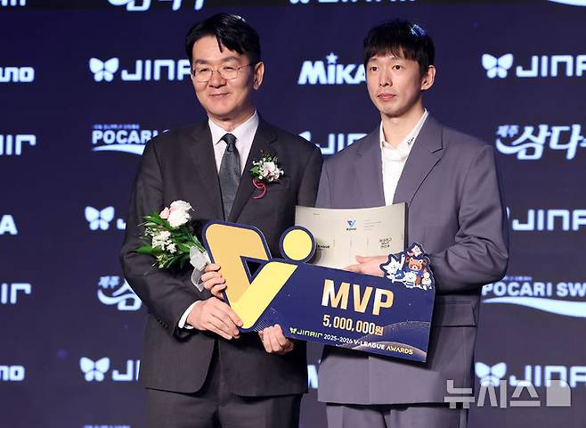 [서울=뉴시스] 이영환 기자 = 13일 오후 서울 광진구 비스타 워커힐 서울 비스타홀에서 열린 진에어 2025-2026 V리그 시상식에서 조원태 한국배구연맹 총재가 대한항공 한선수에게 정규리그 MVP를 수여한 후 기념촬영을 하고 있다. 2026.04.13. 20hwan@newsis.com