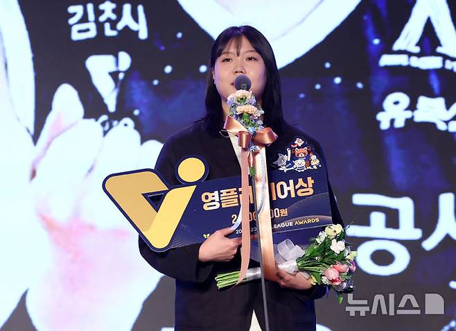 [서울=뉴시스] 이영환 기자 = 13일 오후 서울 광진구 비스타 워커힐 서울 비스타홀에서 열린 진에어 2025-2026 V리그 시상식에서 영플레이어상을 수상한 한국도로공사 이지윤이 소감을 전하고 있다. 2026.04.13. 20hwan@newsis.com