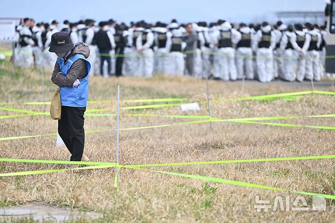 [무안=뉴시스] 이영주 기자 = 국무조정실 항공철도사고조사위원회와 12·29 무안공항 제주항공 참사 유가족협의회, 군·경 등이 합동으로 진행하는 제주항공 참사 희생자 유해 재수색 작업이 13일 오전 전남 무안국제공항 활주로에서 진행되고 있다. 2026.04.13. leeyj2578@newsis.com