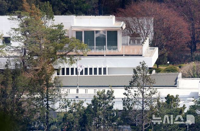 [서울=뉴시스] 홍효식 기자 = 김건희 여사가 관저에 방탄 창호로 둘러싸인 다다미방 설치를 요구했다는 법정 증언이 나왔다. 사진은 지난해 4월 서울 용산구 한남동 관저 모습. 2026.04.13. yesphoto@newsis.com