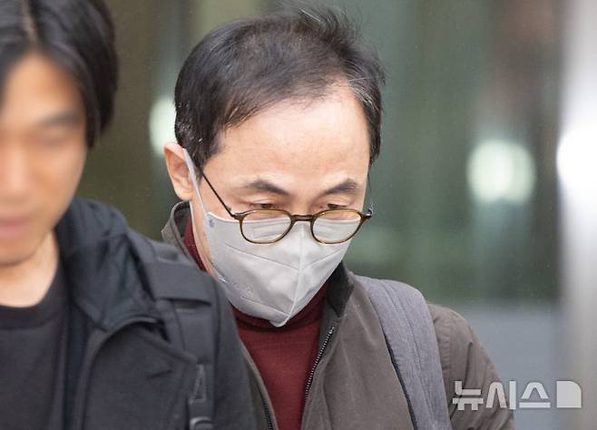 [서울=뉴시스] 황준선 기자 = 사진은 김오진 전 국토교통부 1차관이 지난해 12월 16일 오후 서울 서초구 서울중앙지방법원에서 열린 구속 전 피의자 심문(영장실질심사)를 마친 뒤 법정을 나서고는 모습. 2026.04.13. hwang@newsis.com