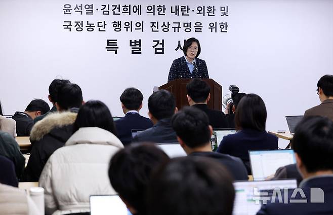 [과천=뉴시스] 이영환 기자 = 쌍방울 대북송금 수사 당시 대통령실 등 윗선 개입 여부를 수사하는 종합특검이 전담수사팀을 구성하고 본격적인 수사에 나섰다. 특검팀의 김지미 특검보가 지난달 11일 오후 경기 과천시 2차 종합특검팀 사무실 브리핑룸에서 브리핑을 하고 있다. 2026.04.13. 20hwan@newsis.com