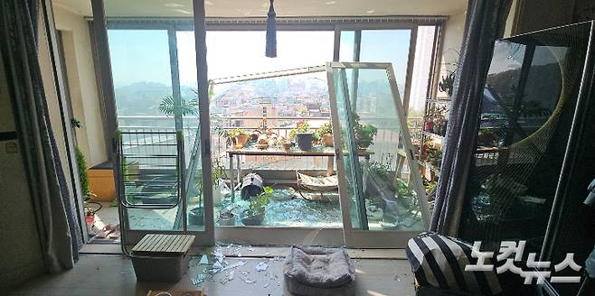 폭발 사고로 아수라장이 된 A씨의 집. 임성민 기자