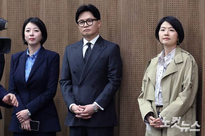 국민의힘 한동훈 전 대표와 배현진, 한지아 의원이 20일 오후 서울 여의도 국회 소통관 기자회견장에서 김종혁 전 최고위원의 기자회견을 지켜보고 있다. 윤창원 기자
