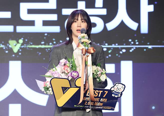 13일 서울 광진구 그랜드워커힐호텔에서 열린 프로배구 2025-2026 V리그 시상식에서 한국도로공사 강소휘가 여자부 베스트7을 수상한 뒤 소감을 밝히고 있다. 연합뉴스