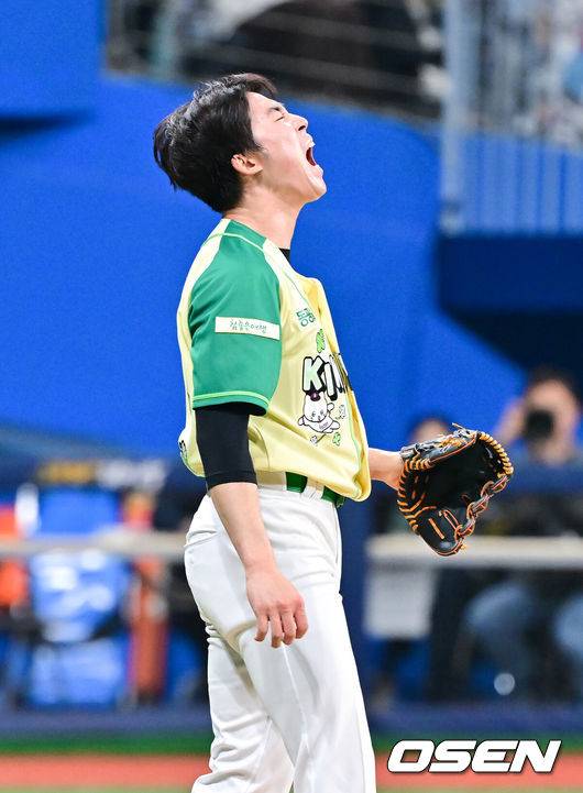 [OSEN=고척, 박준형 기자] 12일 서울 고척스카이돔에서 ‘2026 신한은행 SOL Bank KBO리그’ 키움 히어로즈와 롯데 자이언츠의 경기가 열렸다.이날 키움은 안우진을, 롯데는 박세웅을 선발투수로 내세웠다.&nbsp;7회초 이닝종료후 키움 배동현 투수가 환호하고 있다.   2026.04.12 / soul1014@osen.co.kr