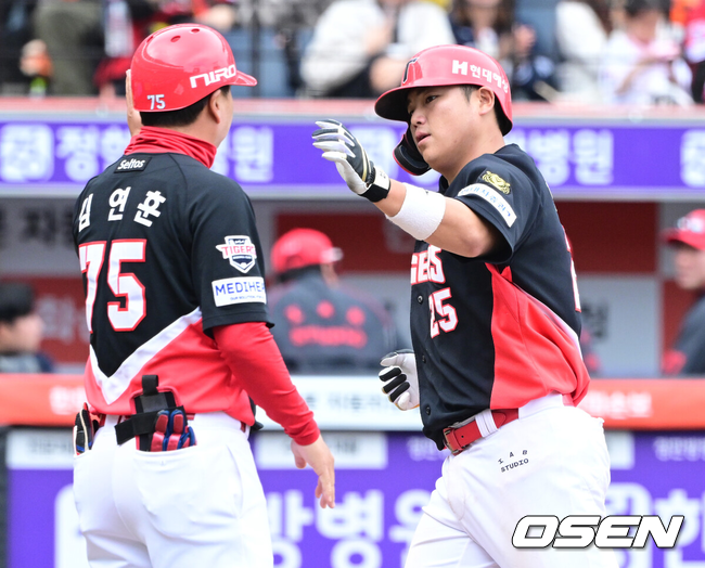 [OSEN=대전, 최규한 기자] 12일 대전 한화생명볼파크에서 ‘2026 신한 SOL KBO리그’ 한화 이글스와 KIA 타이거즈의 경기가 열렸다.홈팀 한화는 잭 쿠싱, 방문팀 KIA는 애덤 올러를 선발로 내세웠다.9회초 2사 주자없는 상황 KIA 한준수가 달아나는 우월 솔로포를 날리고 홈을 밟은 뒤 김연훈 코치와 인사를 나누고 있다. 2026.04.12 / dreamer@osen.co.kr