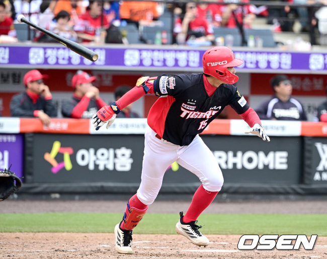 [OSEN=대전, 최규한 기자] 12일 대전 한화생명볼파크에서 ‘2026 신한 SOL KBO리그’ 한화 이글스와 KIA 타이거즈의 경기가 열렸다.홈팀 한화는 잭 쿠싱, 방문팀 KIA는 애덤 올러를 선발로 내세웠다.4회초 1사 2, 3루 상황 KIA 박재현이 달아나는 1타점 적시타를 날리고 있다. 2026.04.12 / dreamer@osen.co.kr