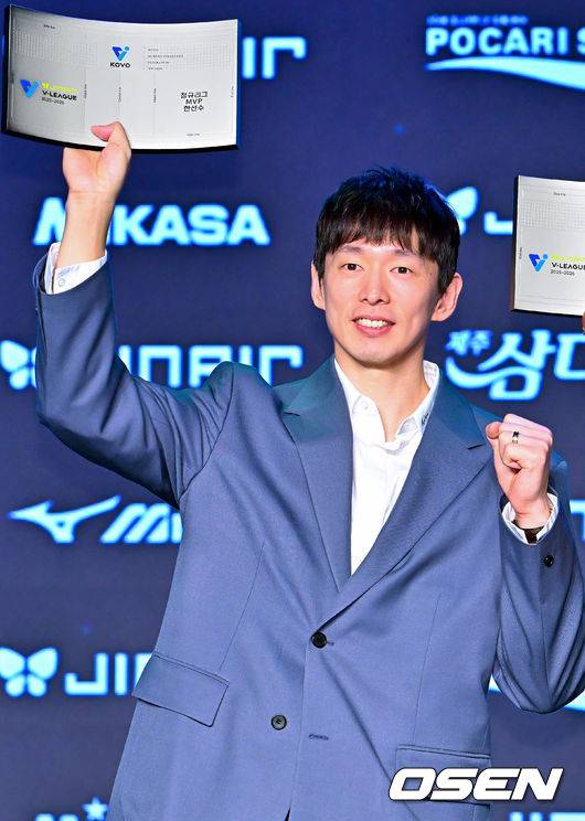 [OSEN=민경훈 기자] 13일 오후 서울 광진구 그랜드 워커힐 호텔 비스타홀에서 ‘진에어 2025-2026 V리그’ 시상식이 열렸다.정규리그 MVP를 수상한 대한항공 한선수가 포토타임을 갖고 있다. 2026.04.12 / rumi@osen.co.kr