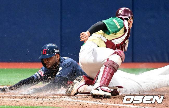 레이예스가 야수 선택을 틈타 혼신의 헤드퍼스트 슬라이딩으로 결승 득점을 올리고 있다.