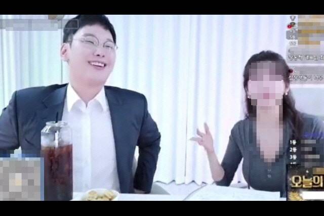 ▲논란이 된 박민영 국민의힘 미디어대변인의 지난해 11월 12일 우익성향 유튜브 방송 출연 당시 모습. ⓒ프레시안