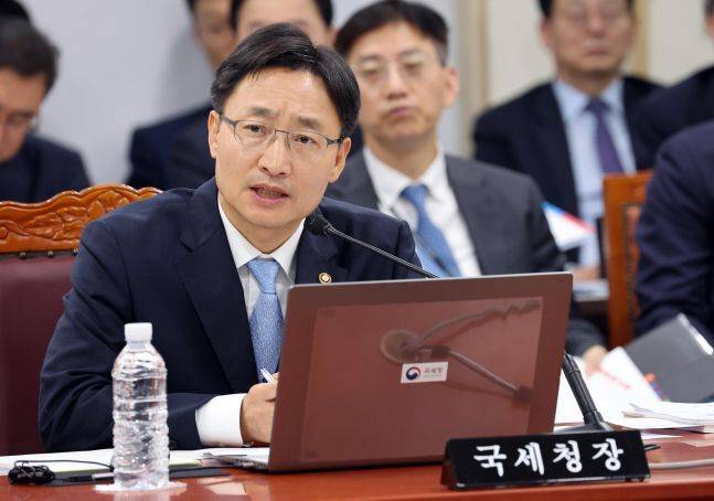 임광현 국세청장이 지난 16일 정부세종청사 국세청에서 열린 국회 기획재정위원회 국정감사에서 의원들의 질의를 듣고 있다. 사진=연합뉴스