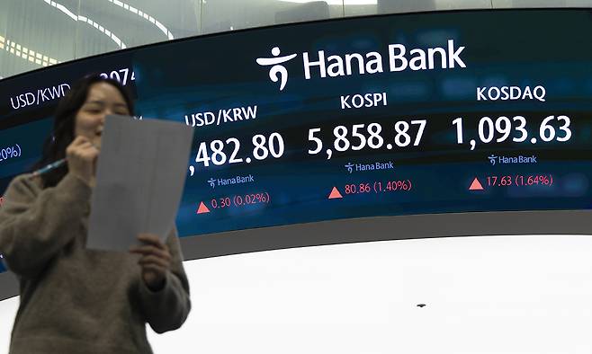 지난 10일 서울 중구 하나은행 본점 딜링룸 모니터에 지수가 나오고 있다. 뉴시스