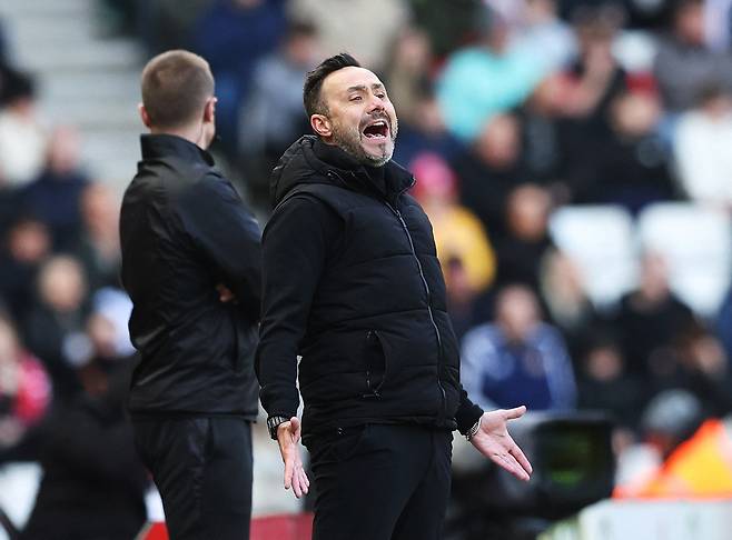 토트넘 홋스퍼는 12일(한국시간) 영국 선덜랜드의 스타디움 오브 라이트에서 열린 2025~2026시즌 EPL 32라운드 원정 경기에서 선덜랜드에 0-1로 패하며 마침내 강등권인 18위까지 추락했다. 로이터연합뉴스