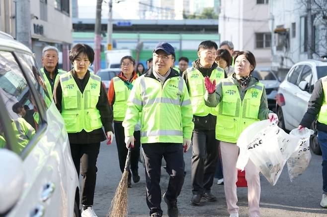 류경기(앞줄 가운데) 서울 중랑구청장이 지난 8일 상봉1동에서 주민들과 함께 봄맞이 골목길 청소를 하고 있다. 중랑구 제공