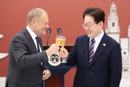 이재명 대통령과 도날트 투스크 폴란드 총리가 13일 청와대에서 열린 공식 방한 환영 오찬에서 건배하고 있다. 2026.4.13 연합뉴스