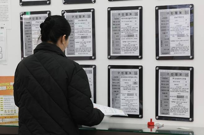 1월 취업자 수 13개월 만에 최소폭 증가     (서울=연합뉴스) 임화영 기자 =사진은 11일 서울 마포구 서울서부고용복지플러스센터 일자리정보 게시판. 2026.2.11     hwayoung7@yna.co.kr