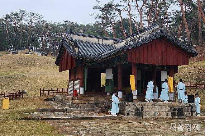 11일 남양주 사릉의 정자각에서 고유제가 진행중이다. 왼쪽 위가 사릉 능침이다. 최수문기자