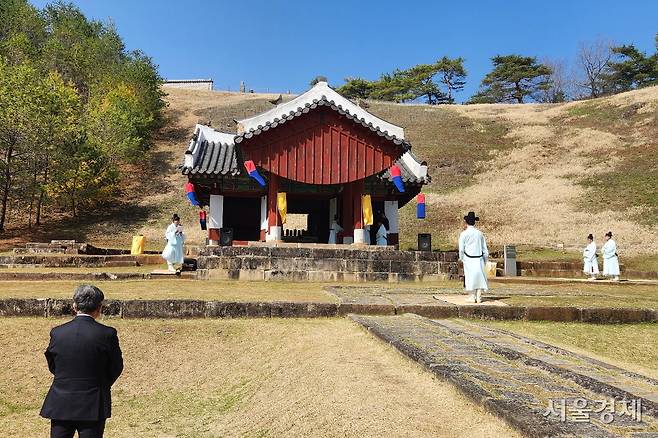 11일 오후 영월 장릉의 정자각에서 고유제가 진행중이다. 왼쪽 위가 장릉 능침이다. 최수문기자