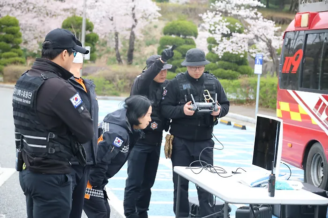 대전 중구 사정동 오월드 인근에서 지난 9일 소방당국이 드론을 이용해 동물원을 탈출한 늑대를 수색하고 있다. 연합뉴스