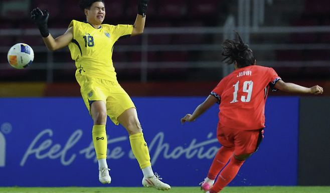 박주하가 12일 연장전에서  태국 골키퍼에 맞서 결승골을 넣고 있다. AFC 홈페이지