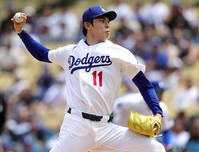 사사키 로키가 13일 미국 캘리포니아주 로스앤젤레스의 유니클로 필드 앳 다저스타디움에서 열린 텍사스 레인저스와 2026 메이저리그 정규리그 홈경기에 선발 등판해 공을 던지고 있다. 로스앤젤레스 | AFP연합뉴스