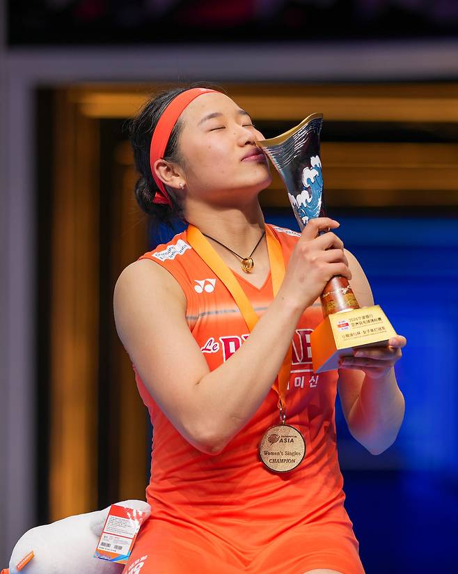 (260412) -- NINGBO, April 12, 2026 (Xinhua) -- First-placed An Se Young of South Korea kisses the trophy during the women‘s singles awarding ceremony at the Badminton Asia Championships 2026 in Ningbo, east China’s Zhejiang Province, April 12, 2026. (Xinhua/Sun Fei)<저작권자(c) 연합뉴스, 무단 전재-재배포, AI 학습 및 활용 금지>