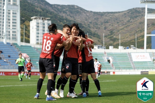 부산 우주성이 11일 용인FC전에서 선제골을 넣은 뒤 동료들과 기뻐하고 있다. 프로축구연맹 제공