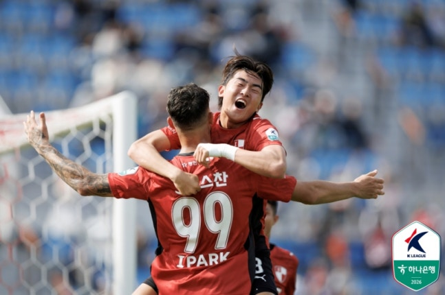 부산 백가온이 11일 용인FC전에서 골을 넣은 뒤 크리스찬과 포옹하고 있다. 프로축구연맹 제공