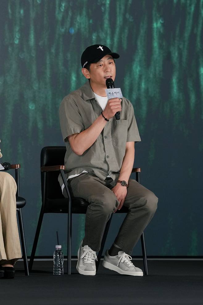 박준우 PD가 13일 서울 구로구 디큐브시티 더세인트에서 진행된 ENA 새 월화드라마 ‘허수아비’ 제작발표회에서 질의응답을 진행하고 있다. ENA 제공