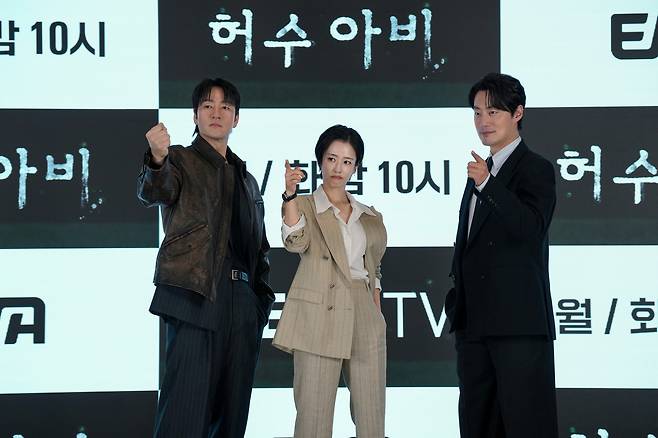 (왼쪽부터) 박해수, 곽선영, 이희준이 13일 서울 구로구 디큐브시티 더세인트에서 진행된 ENA 새 월화드라마 ‘허수아비’ 제작발표회에서 포즈를 취하고 있다. ENA 제공