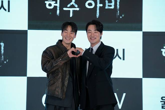 (왼쪽부터) 박해수, 이희준이 13일 서울 구로구 디큐브시티 더세인트에서 진행된 ENA 새 월화드라마 ‘허수아비’ 제작발표회에서 포즈를 취하고 있다. ENA 제공