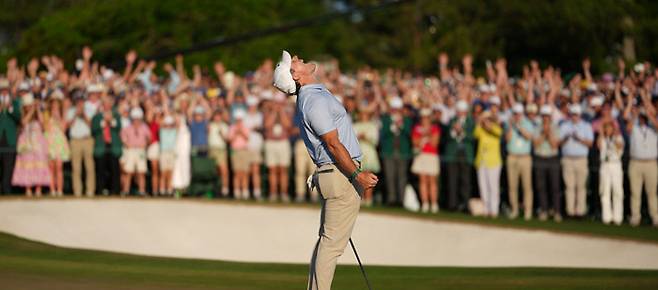 로리 매킬로이가 13일 미국 조지아주 오거스타 내셔널 골프클럽에서 끝난 제90회 마스터스 토너먼트에서 우승을 확정한 뒤 포효하고 있다. 아래 작은 사진은 그린 재킷을 입고 뿌듯해하는 매킬로이. 게티이미지코리아