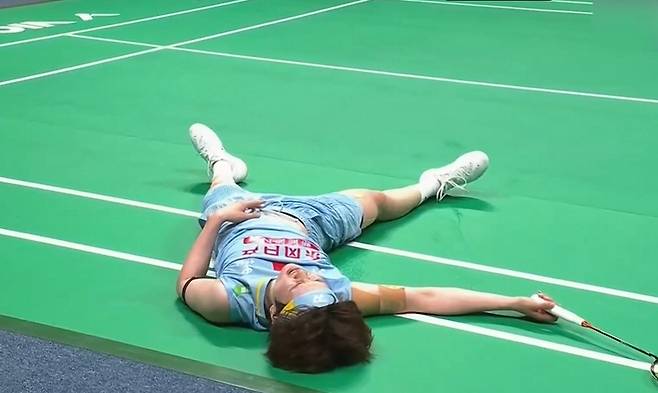 12일 중국 닝보 올림픽 스포츠 센터에서 열린 2026 아시아배드민턴선수권대회 여자 단식 결승, 안세영과 치열한 랠리를 펼친 중국 왕즈이가 경기장에 드러누운 채 힘들어하고 있다. /사진=중계화면 캡처
