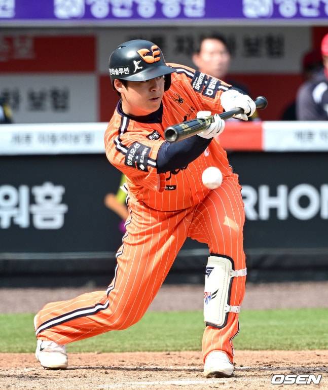 한화 노시환이 11일 KIA전 4회 번트를 대고 있다. /사진=OSEN