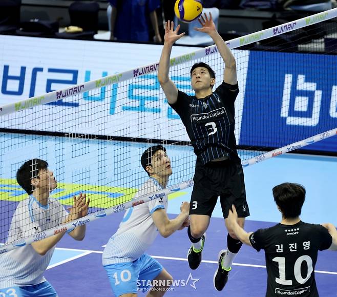 허수봉과 함께 FA 시장에 나온 현대캐피탈 세터 황승빈(오른쪽). /사진=강영조 선임기자