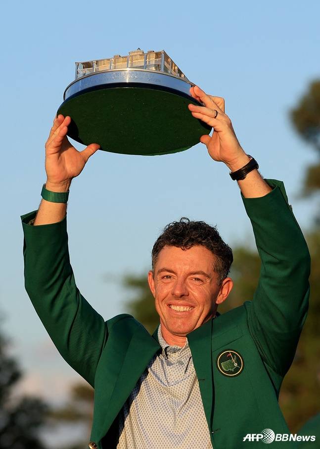 로리 매킬로이가 13일 미국 조지아주 오거스타 내셔널 골프장(파72)에서 열린 대회 최종 4라운드에서 열린 마스터스 토너먼트에서 우승을 차지하고 트로피를 들어올리고 있다. /AFPBBNews=뉴스1