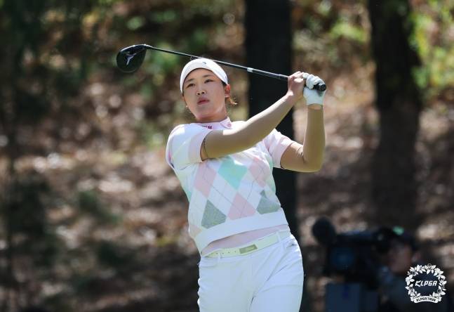 김민솔이 12일 한국여자프로골프(KLPGA) 투어 iM금융오픈(총상금 10억원) 최종 4라운드 4번 홀에서 티샷을 날리고 있다. /사진=KLPGT 제공