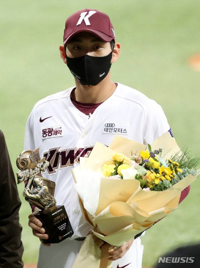 이정후가 키움 시절인 2021년 KBO로부터 사이클링 히트 기념 트로피를 받고 있다. /사진=뉴시스