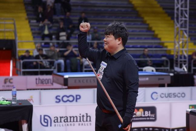 조명우가 13일 콜롬비아에서 열린 보고타 3쿠션 월드컵 결승에서 승리를 거두고 주먹을 불끈 쥐고 있다. /사진=SOOP 제공