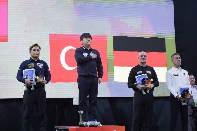 조명우(가운데)가 13일 콜롬비아에서 열린 보고타 3쿠션 월드컵에서 우승을 차지하고 시상식에서 포디움 최상단에 올라 있다. /사진=SOOP 제공