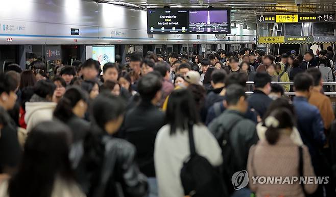 지하철 이용하는 시민들 [연합뉴스 자료사진]