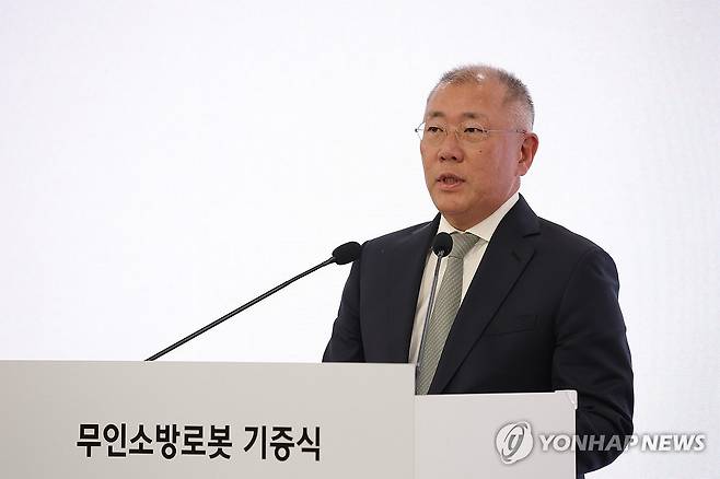 인사말하는 정의선 회장 (남양주=연합뉴스) 임병식 기자 = 정의선 현대차그룹 회장이 지난 24일 오후 경기도 남양주시 별내동 수도권119특수구조대에서 열린 현대차그룹 무인소방로봇 기증식에서 인사말하고 있다. 2026.2.25 andphotodo@yna.co.kr