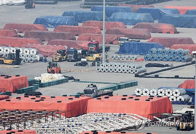 4월 1∼10일 수출 252억 달러, 36.7%↑…일평균 36.7%↑ (평택=연합뉴스) 홍기원 기자 = 지난 3일 경기도 평택항에 철강 제품이 쌓여있는 모습. 2026.4.3 xanadu@yna.co.kr