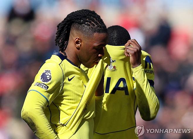 망연자실 토트넘 [로이터=연합뉴스]