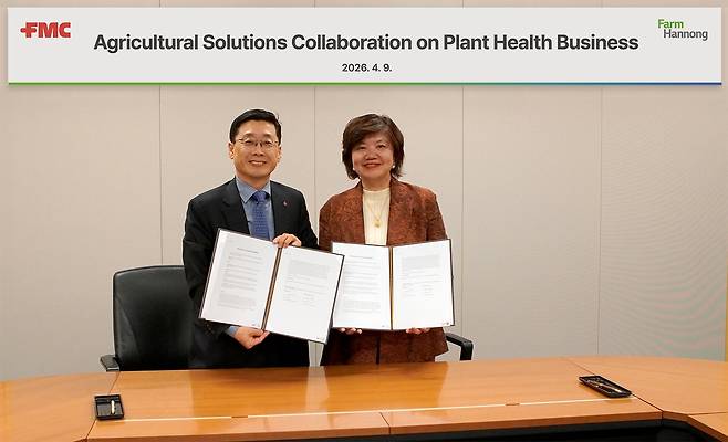 팜한농, FMC와 플랜트 헬스 사업 협약 (서울=연합뉴스) 김무용 팜한농 대표(왼쪽)와 FMC 트레이시 우(Tracy Wu) 동북아시아 대표가 지난 9일 '농업 설루션 협력을 위한 PH(플랜트 헬스) 사업 협약' 체결 후 기념촬영을 하고 있다. 2026.4.13 [팜한농 제공. 재판매 및 DB 금지]